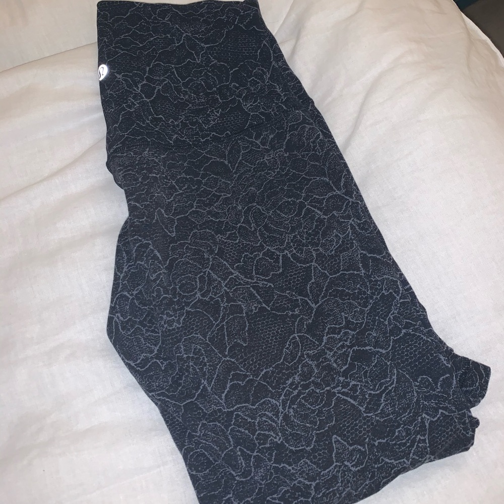 Lululemon aligns 7/8 lace black